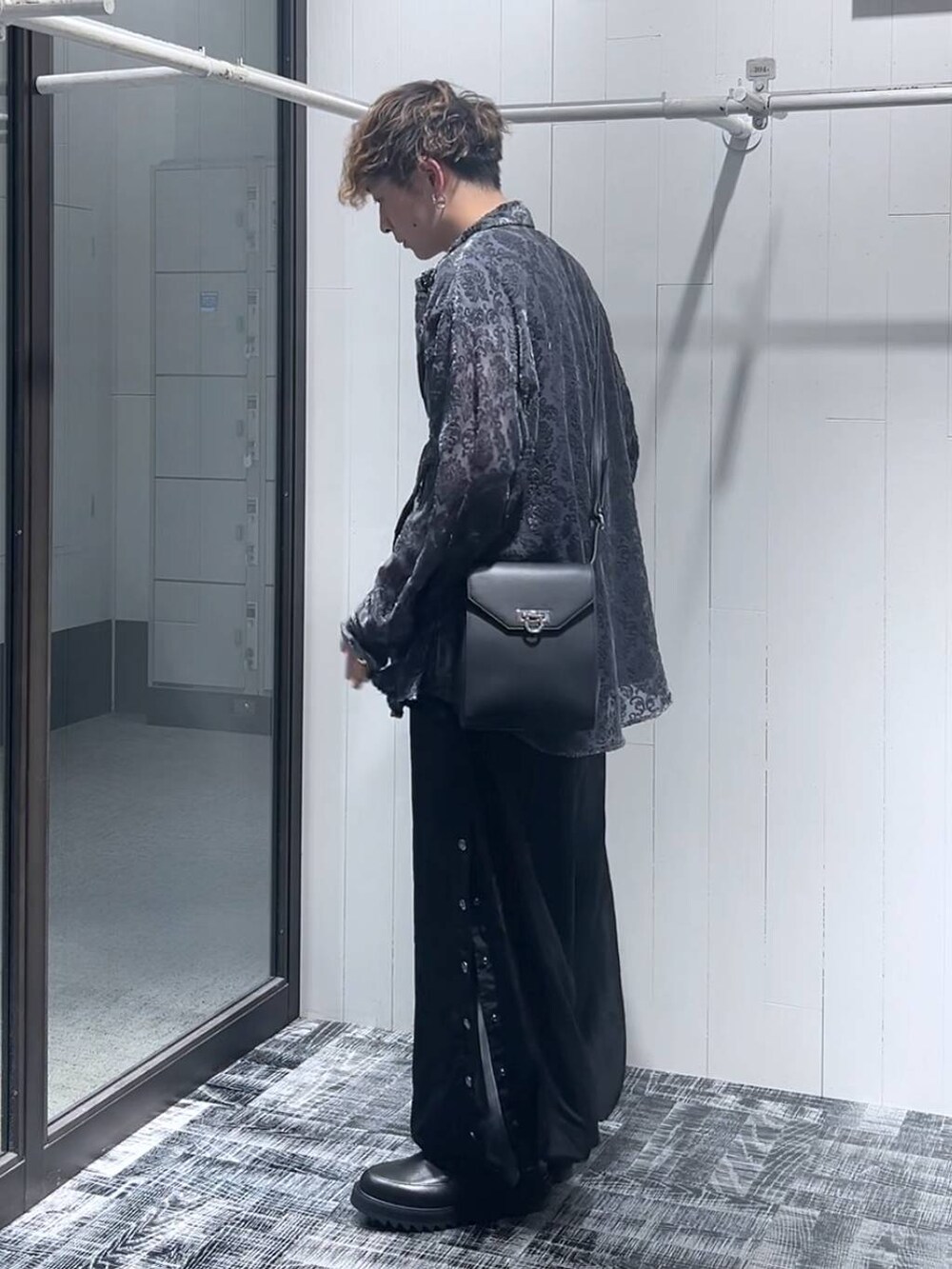 ブラック系のドレスシューズ、ブラック系のTシャツ/カットソー、ブラック系のショルダーバッグを着用したメンズの夏コーディネートの2枚目の写真