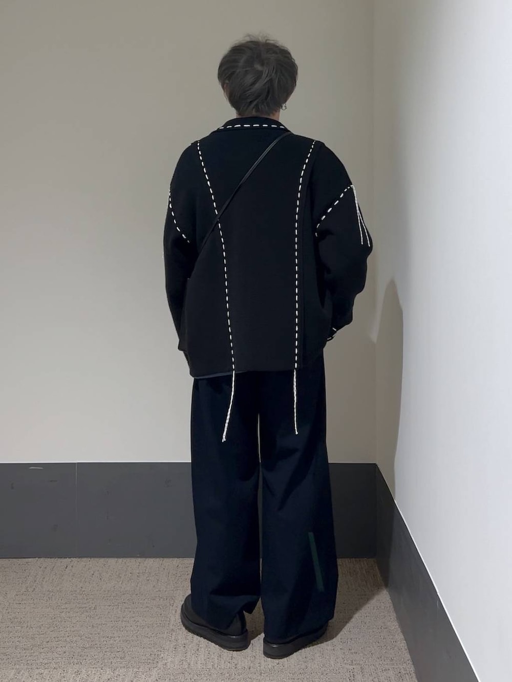 ブルー系のスウェット、ブラック系のシャツ/ブラウス、ブラック系のショルダーバッグを着用したメンズの冬コーディネートの4枚目の写真