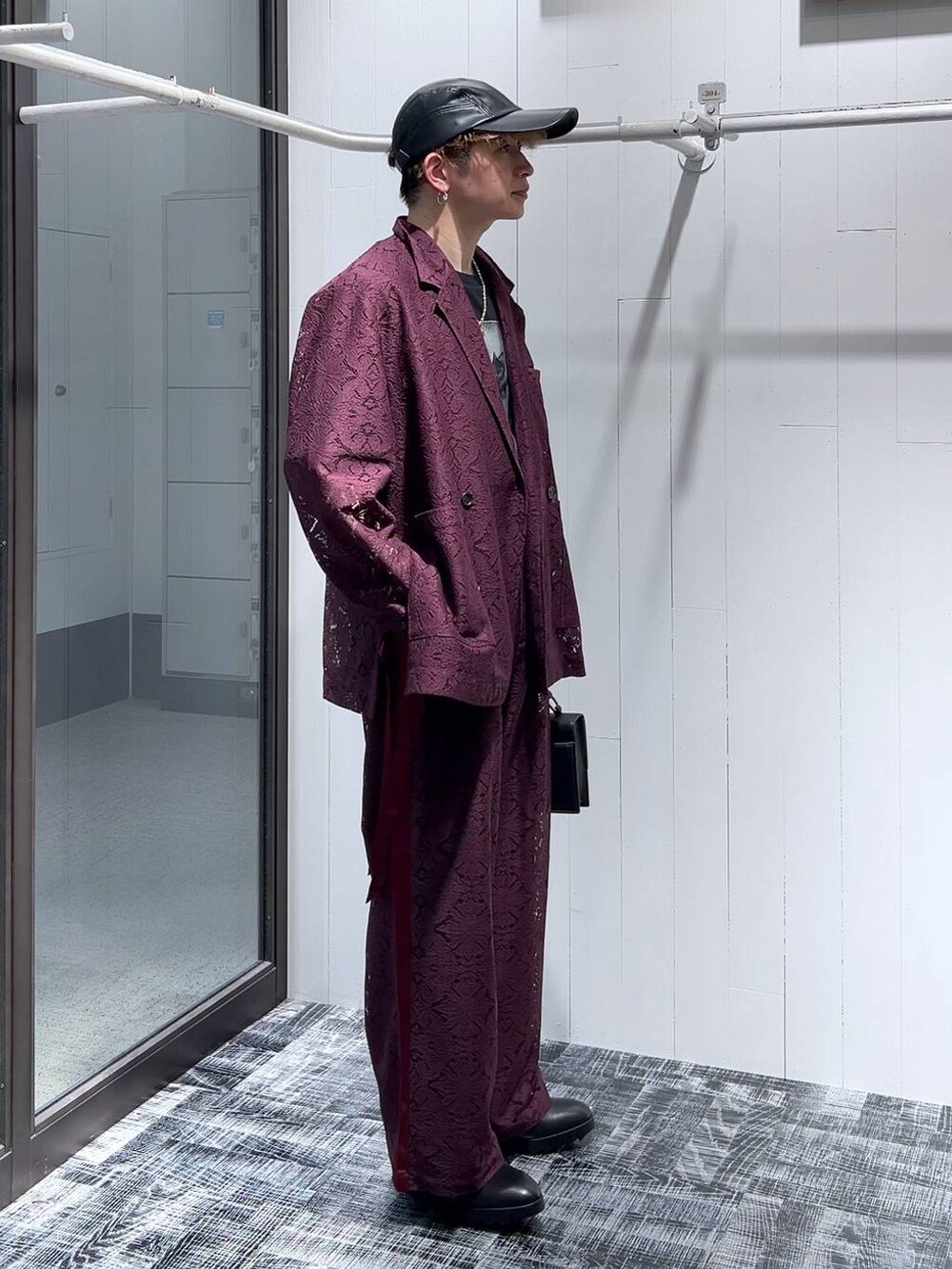 ブラック系のドレスシューズ、レッド系のその他パンツ、レッド系のテーラードジャケットを着用したメンズの夏コーディネートの4枚目の写真