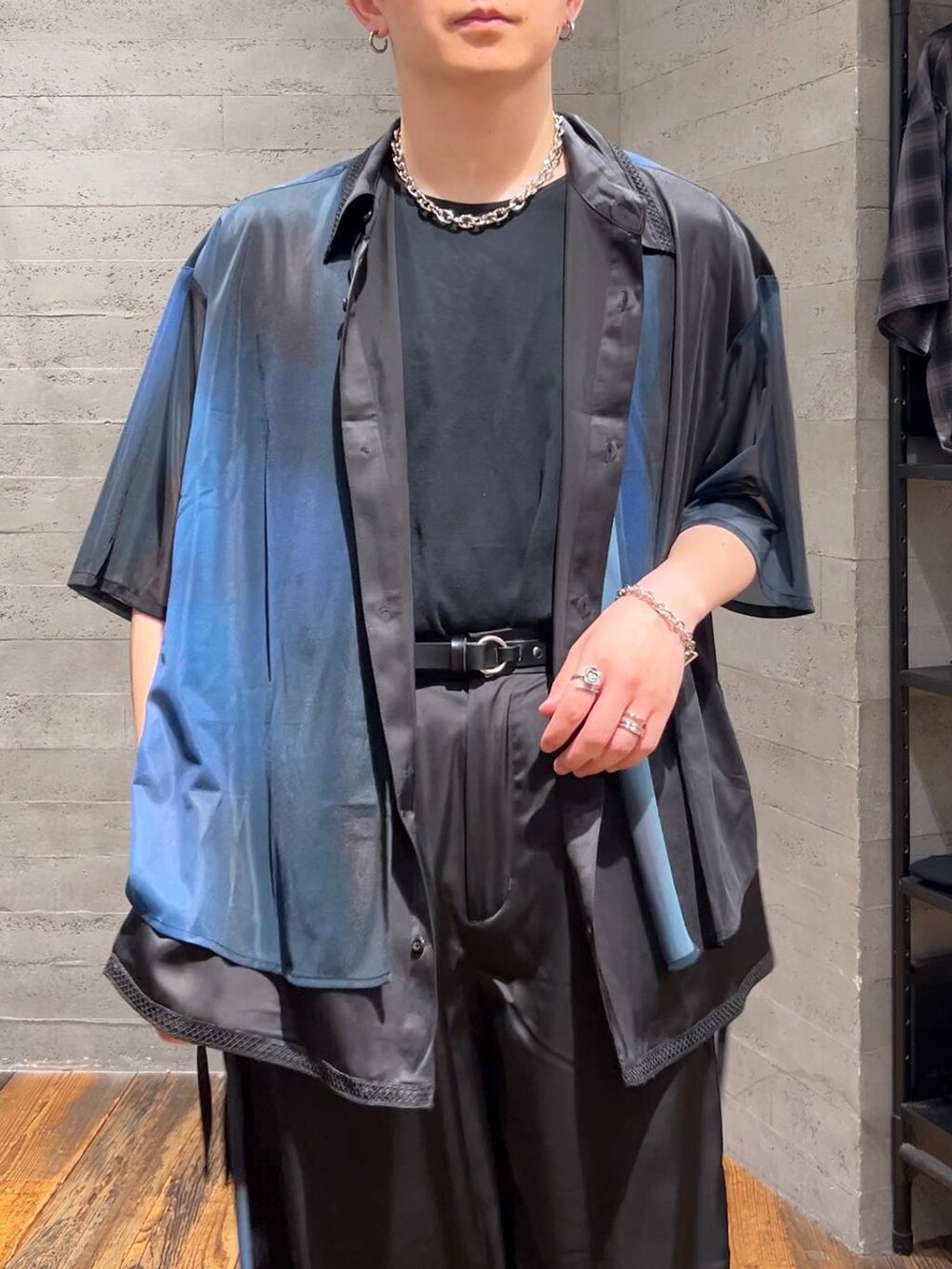 ブラック系のサンダル、ブラック系のシャツ/ブラウス、ブラック系のその他パンツを着用したメンズの夏コーディネートの5枚目の写真