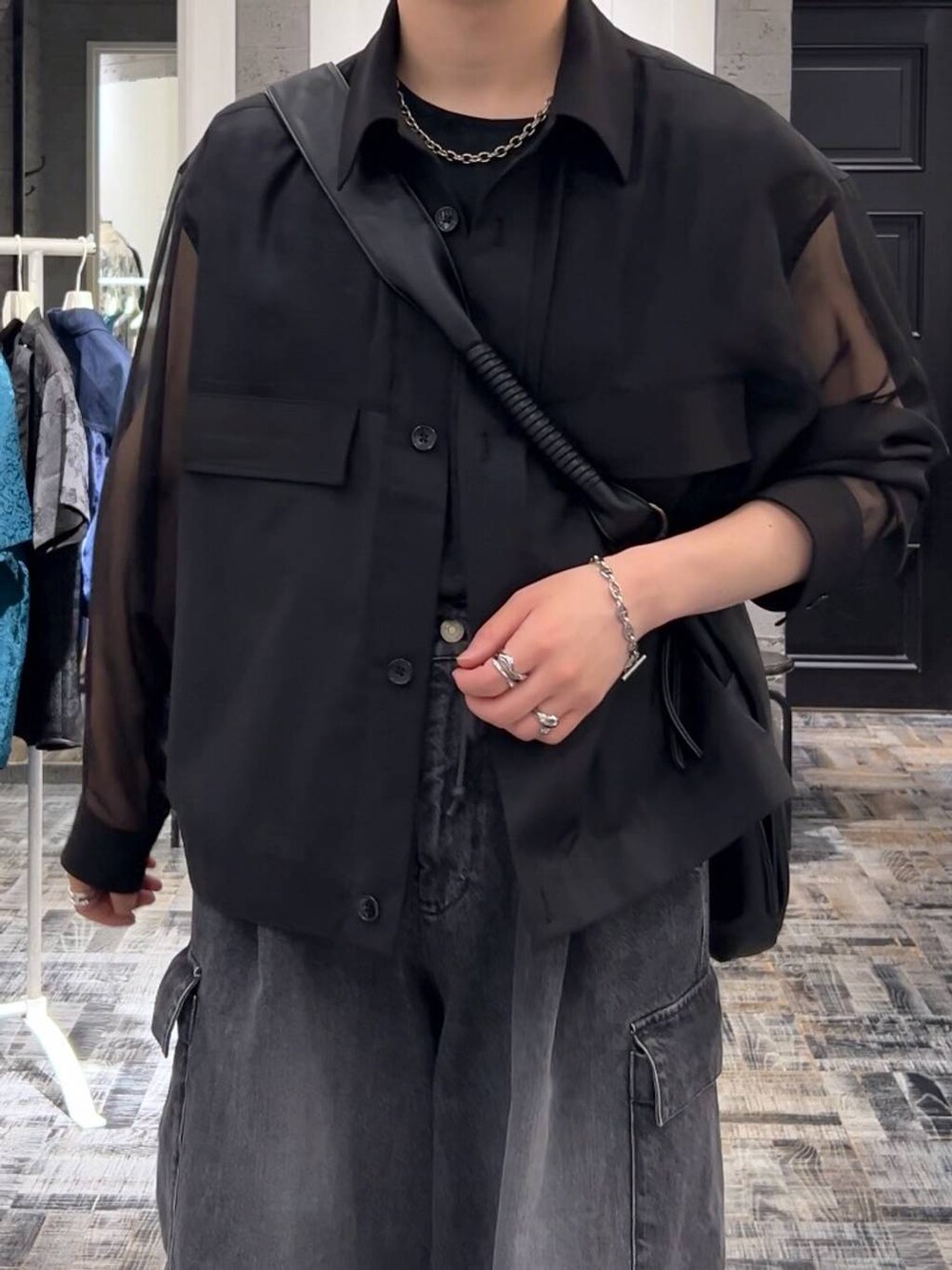 グレー系のTシャツ/カットソー、ブラック系のショルダーバッグ、ブラック系のサンダルを着用したメンズの夏コーディネートの5枚目の写真