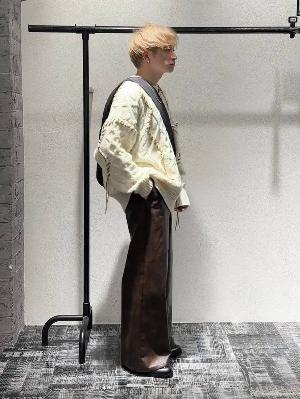 ブラウン系のその他パンツ、ブラック系のブーツ、ホワイト系のニット/セーターを着用したメンズの秋コーディネートの4枚目の写真