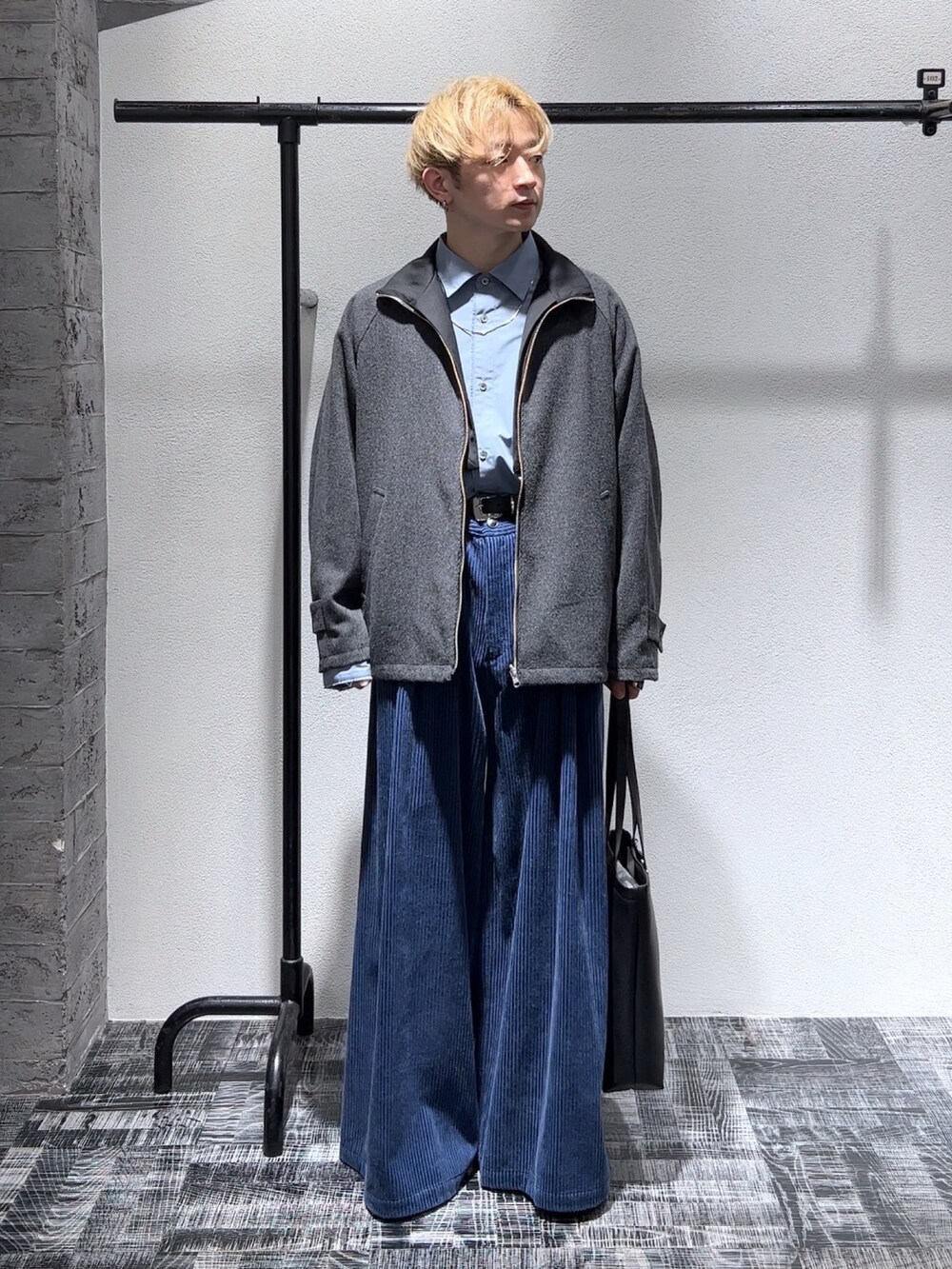 ブルー系のその他パンツ、ブラック系のバッグ、ブラック系のジャケット/アウターを着用したメンズの秋コーディネートの2枚目の写真