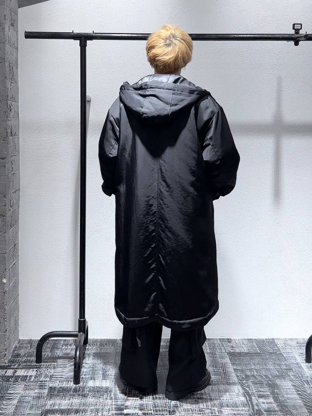 ブラック系のショルダーバッグ、ブラック系のドレスシューズ、ブラック系のカーゴパンツを着用したメンズの冬コーディネートの4枚目の写真