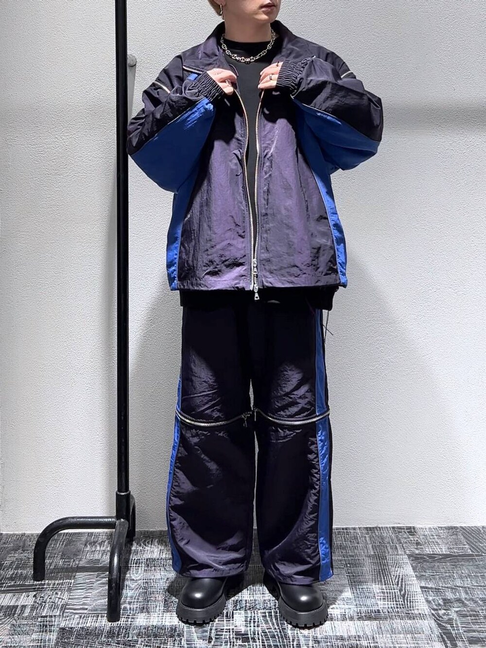 ブラック系のブーツ、ブラック系のスウェット、ブルー系のその他パンツを着用したメンズの冬コーディネートの2枚目の写真