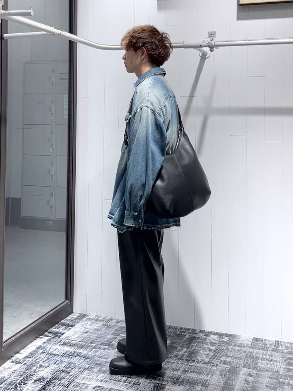 ブラック系のその他パンツ、ブラック系のブーツ、ブラック系のTシャツ/カットソーを着用したメンズの秋コーディネートの4枚目の写真