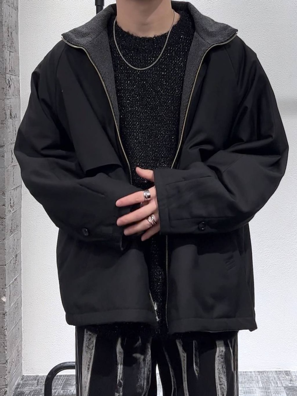 ブラック系のローファー、ブラック系のブルゾン、ブラック系のニット/セーターを着用したメンズの秋コーディネートの5枚目の写真