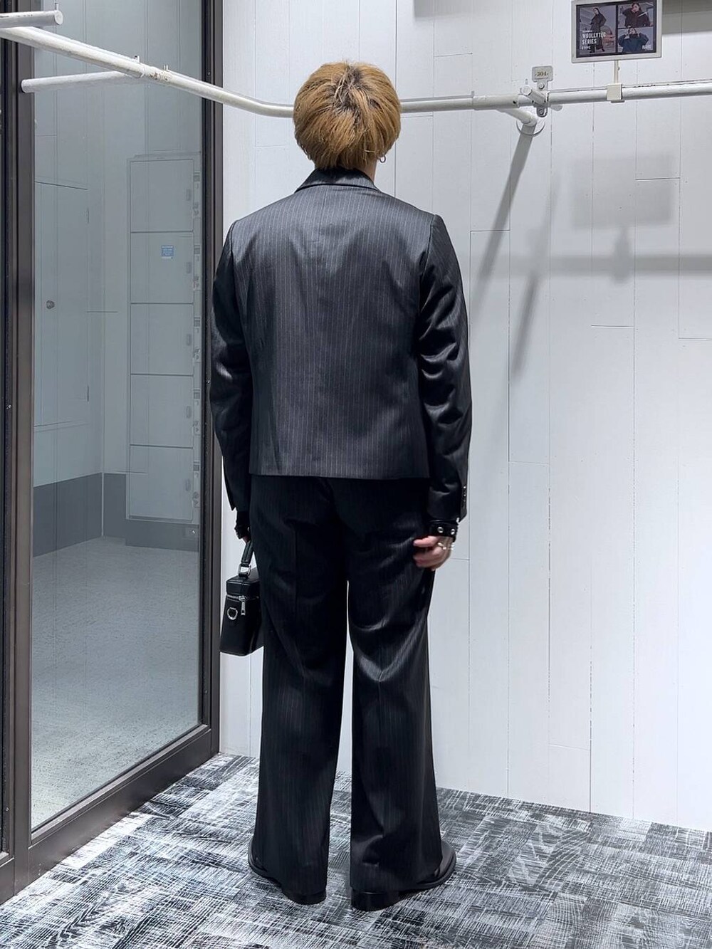 ブラック系のショルダーバッグ、ブラック系のドレスシューズ、ブラック系のTシャツ/カットソーを着用したメンズの秋コーディネートの3枚目の写真