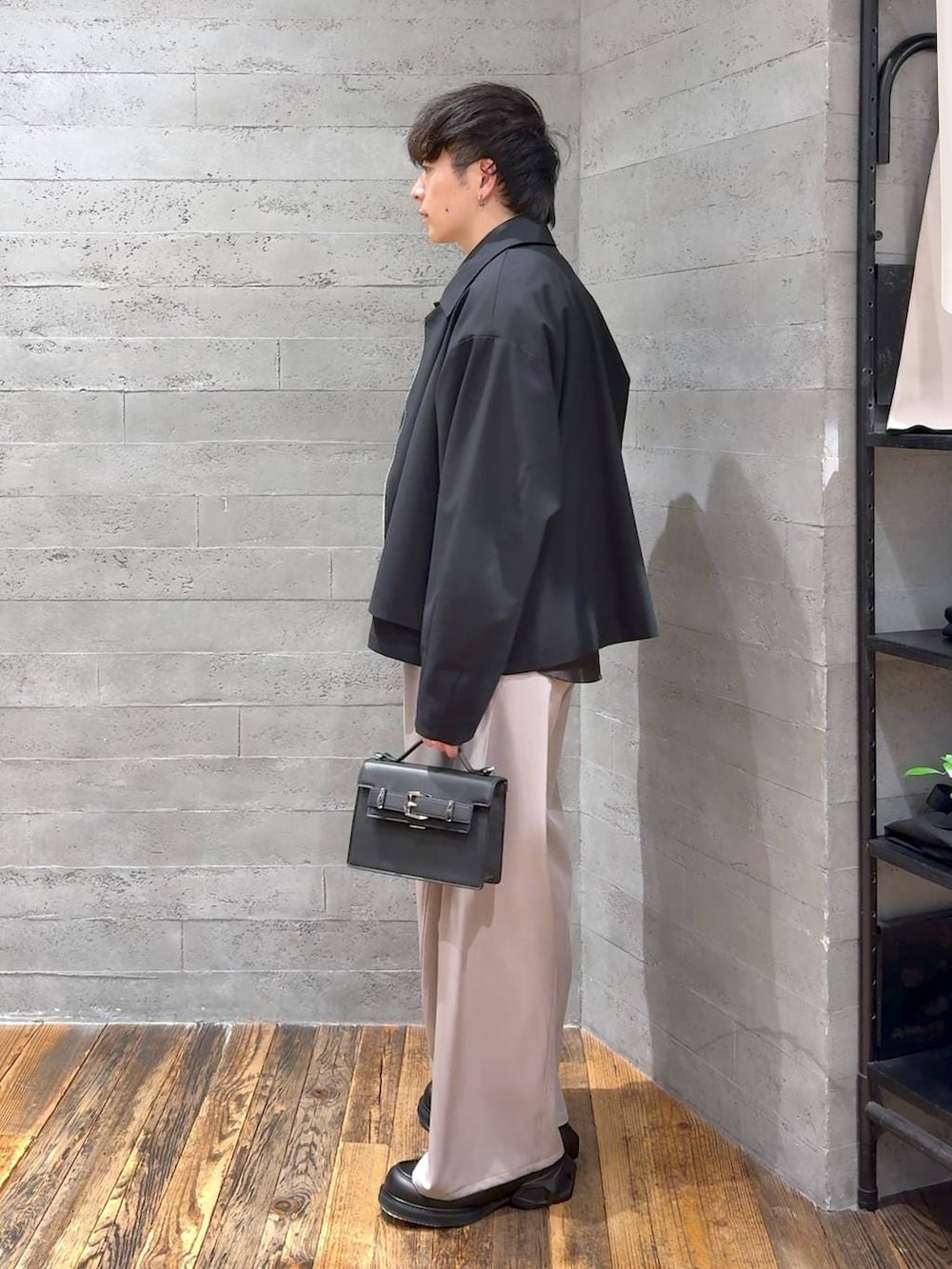 ブラック系のローファー、ブラック系のハンドバッグ、ブラウン系のシャツ/ブラウスを着用したメンズの冬コーディネートの4枚目の写真