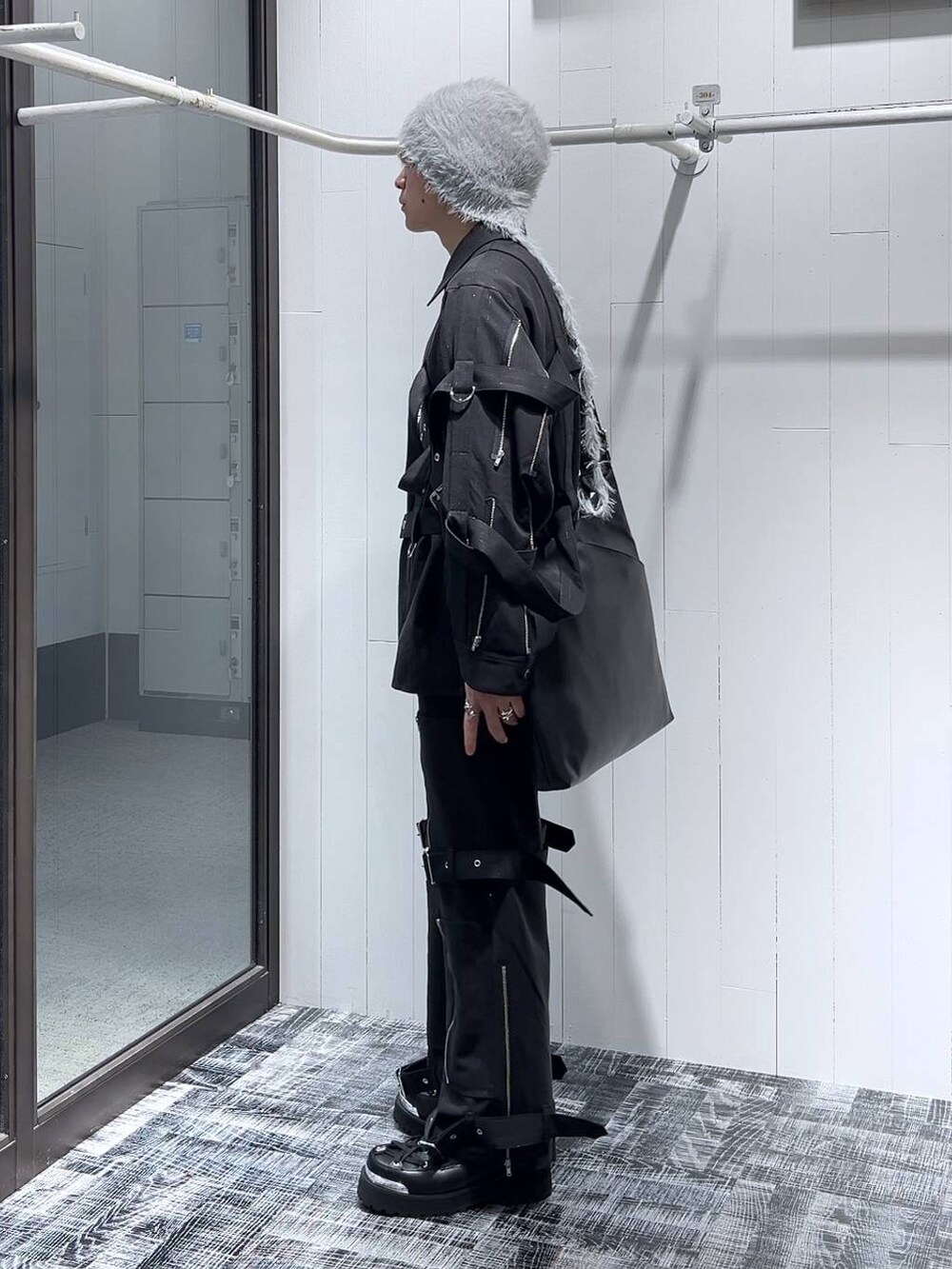 ブラック系のシャツ/ブラウス、ブラック系のその他パンツ、ブラック系のショルダーバッグを着用したメンズの秋コーディネートの4枚目の写真