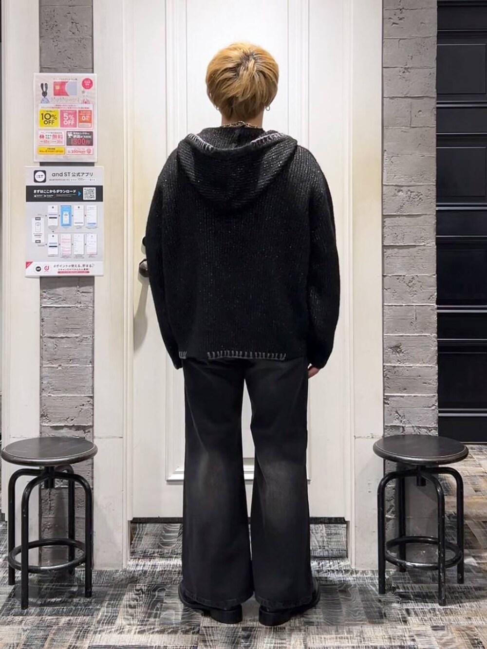 ブラック系のデニムパンツ、ブラック系のドレスシューズ、ブラック系のスウェットを着用したメンズの冬コーディネートの4枚目の写真