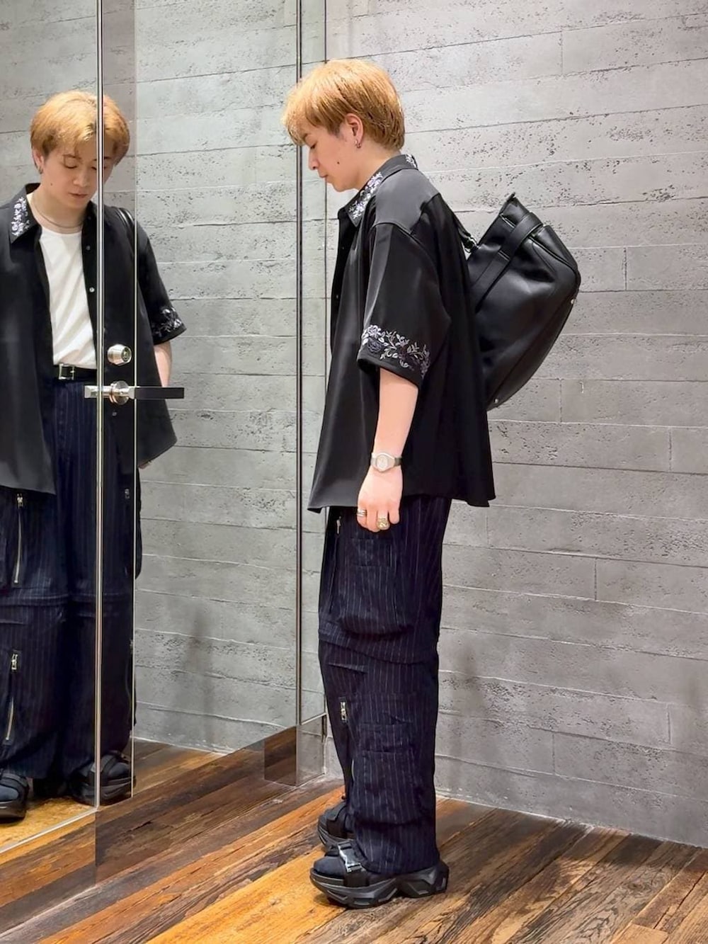 ブラック系のシャツ/ブラウス、ブラック系のサンダル、ホワイト系のTシャツ/カットソーを着用したメンズの夏コーディネートの4枚目の写真