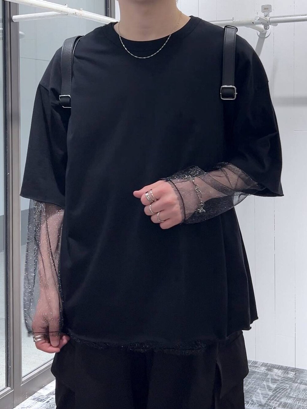 ブラック系のTシャツ/カットソー、ブラック系のサンダル、ブラック系のカーゴパンツを着用したメンズの春コーディネートの4枚目の写真