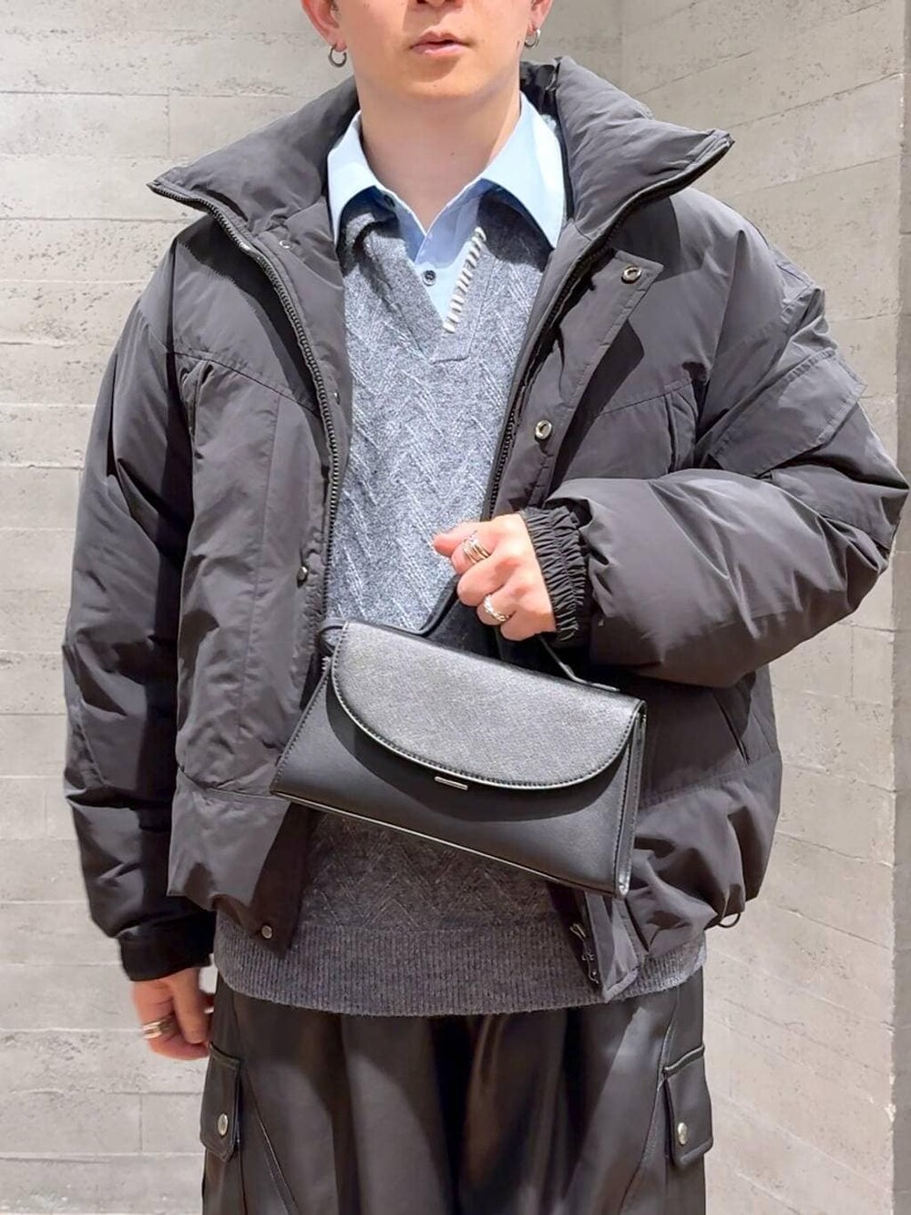 ブラック系のカーゴパンツ、ブラック系のダウンジャケット/コート、ブラック系のブーツを着用したメンズの冬コーディネートの5枚目の写真
