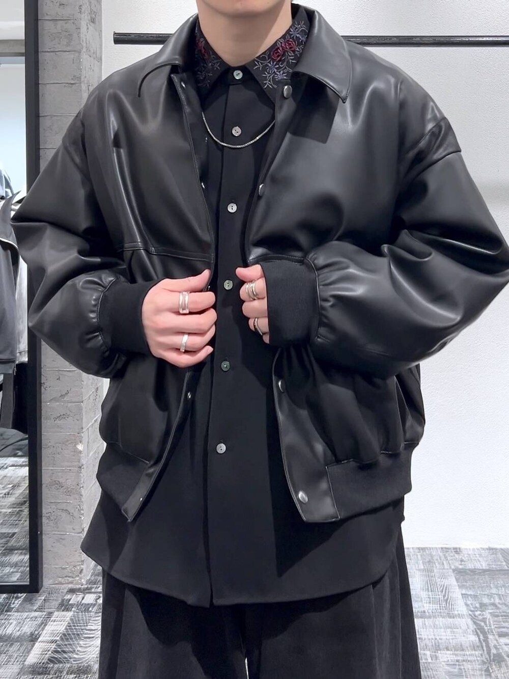ブラック系のシャツ/ブラウス、ブラック系のブルゾン、ブラック系のドレスシューズを着用したメンズの冬コーディネートの5枚目の写真