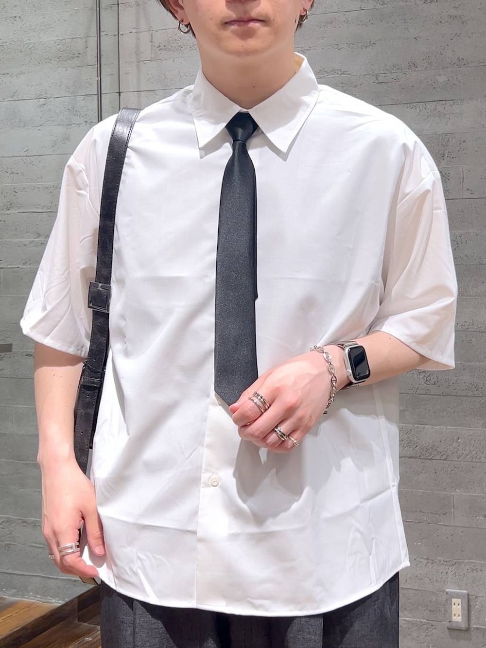 「低身長、きれいめ、オーバーサイズ、HARE、ワイドパンツ、シャツ、ベーシック/シンプル、WEB限定、夏コーデ」|「HAREのステンレスブレスレット(HARE)(ブレスレット、シルバー系)」を使った、HARE もりたいさん(メンズ・168cm)の春コーディネートの5枚目の写真