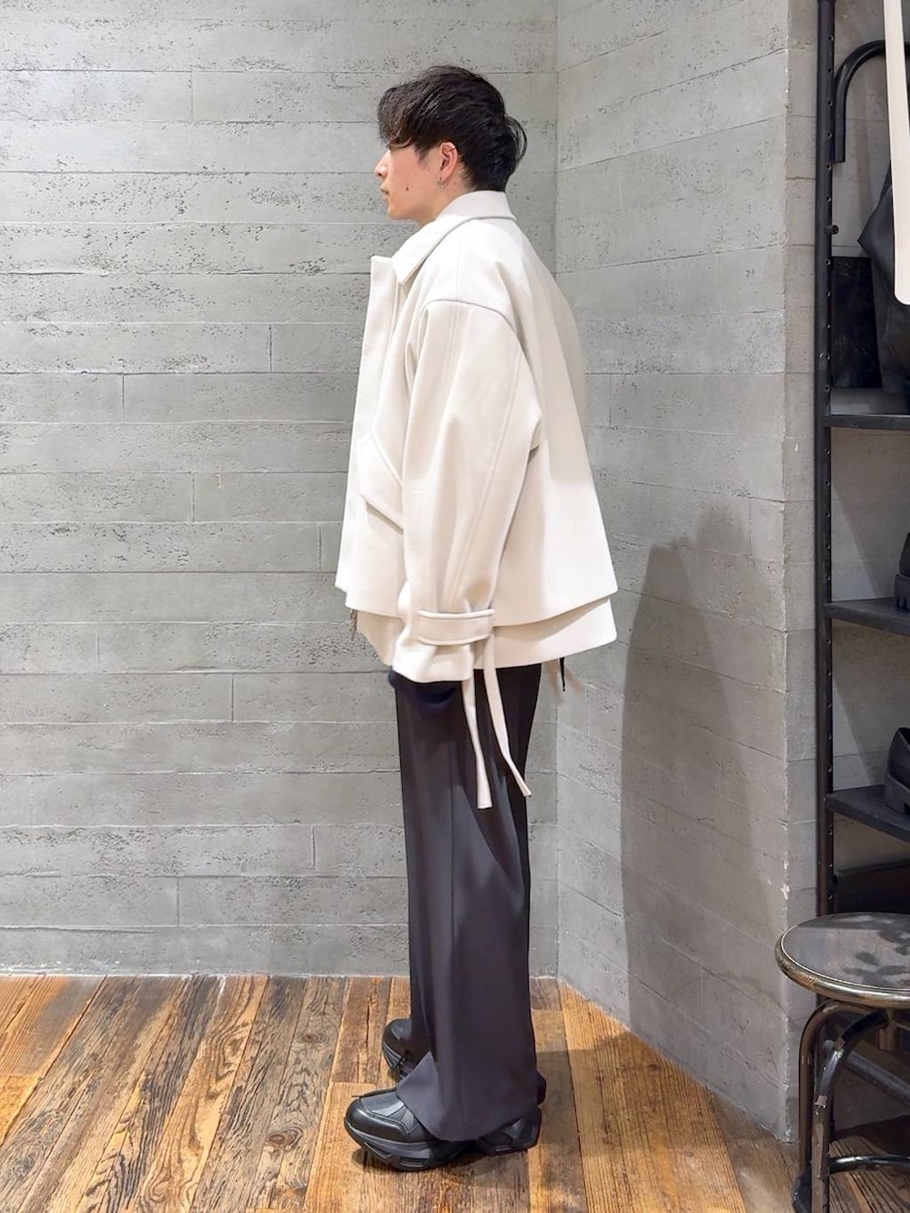 ホワイト系のブルゾン、ブラック系のスニーカー、ブラック系のTシャツ/カットソーを着用したメンズの秋コーディネートの4枚目の写真