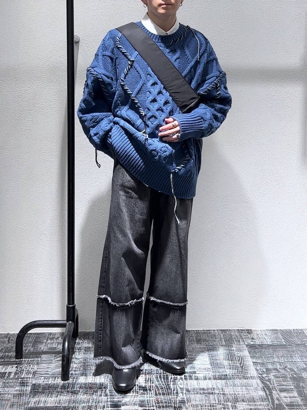 ブラック系のドレスシューズ、ブラック系のデニムパンツ、ホワイト系のシャツ/ブラウスを着用したメンズの秋コーディネートの2枚目の写真
