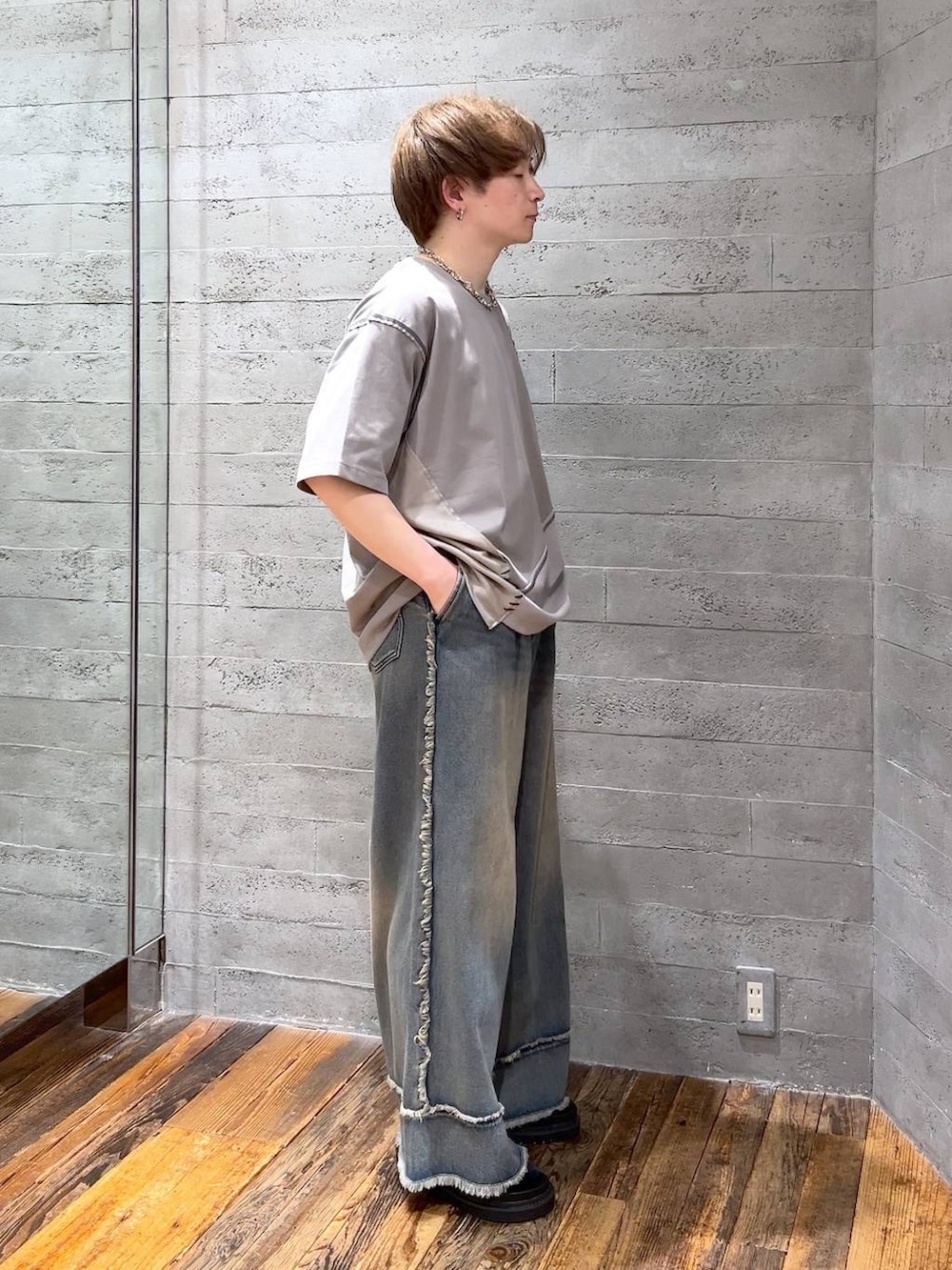 ブラック系のサンダル、ブルー系のデニムパンツ、グレー系のTシャツ/カットソーを着用したメンズの春コーディネートの2枚目の写真