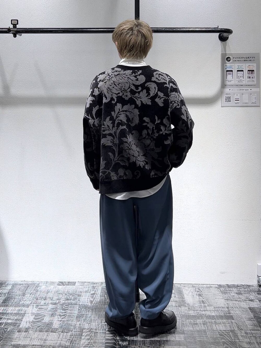 ホワイト系のシャツ/ブラウス、ブラック系のドレスシューズ、ブルー系のスラックスを着用したメンズの冬コーディネートの4枚目の写真