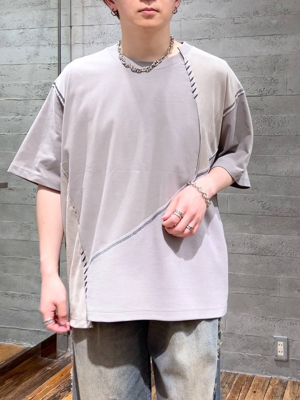 ブラック系のサンダル、ブルー系のデニムパンツ、グレー系のTシャツ/カットソーを着用したメンズの春コーディネートの5枚目の写真