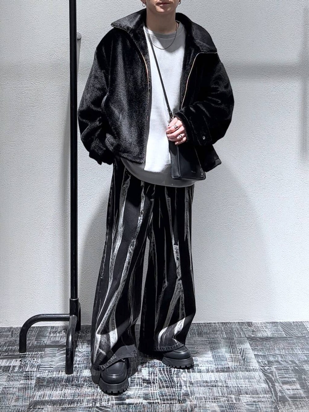 ブラック系のショルダーバッグ、ブラック系のローファー、グレー系のスウェットを着用したメンズの秋コーディネートの2枚目の写真