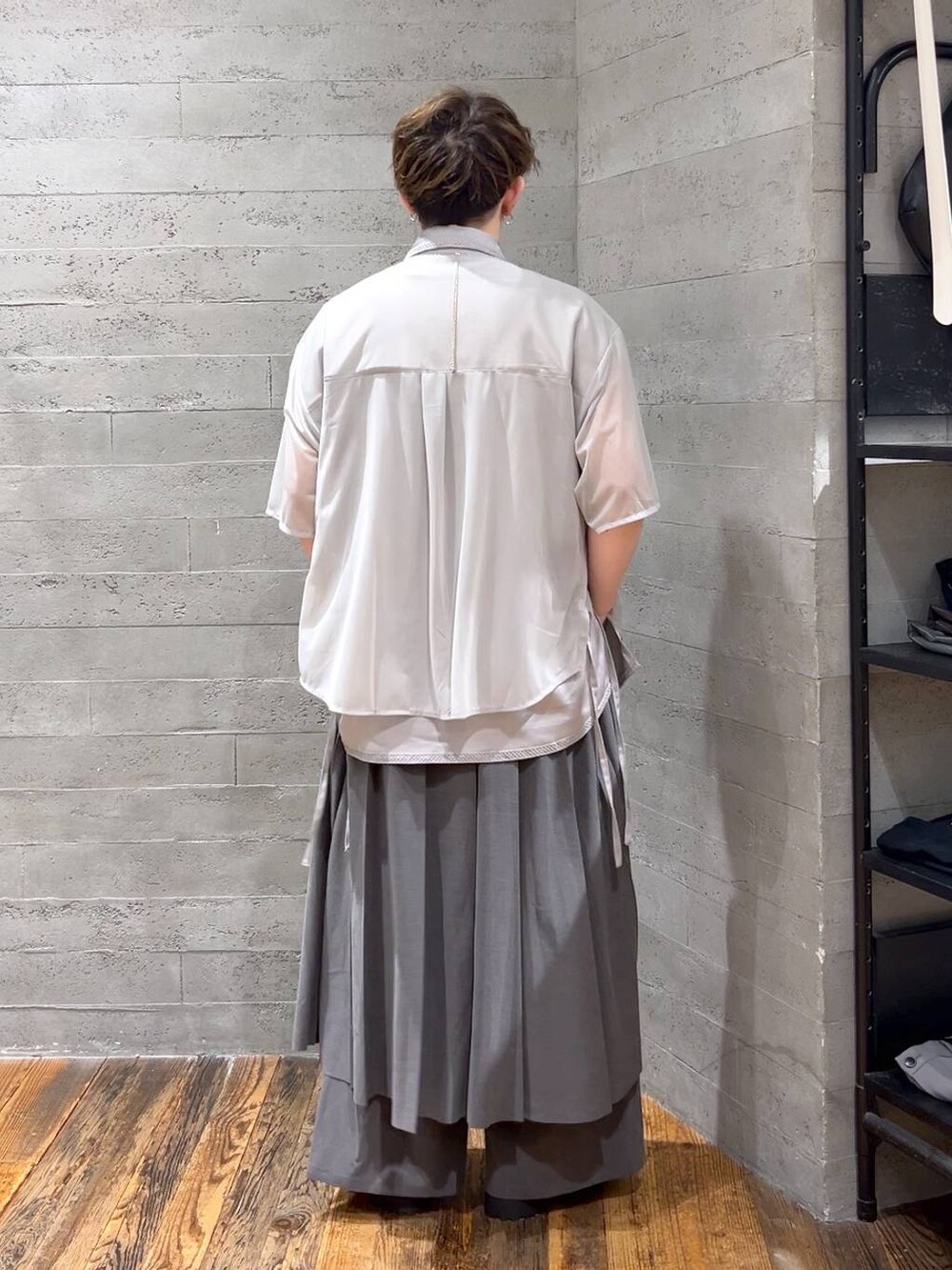 ブラック系のネクタイ、グレー系のシャツ/ブラウス、ブラック系のスニーカーを着用したメンズの夏コーディネートの3枚目の写真