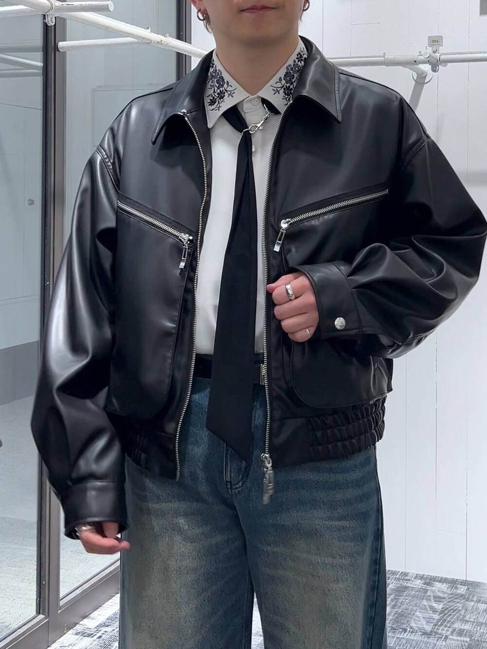 ホワイト系のシャツ/ブラウス、ブルー系のデニムパンツ、ブラック系のドレスシューズを着用したメンズの冬コーディネートの5枚目の写真