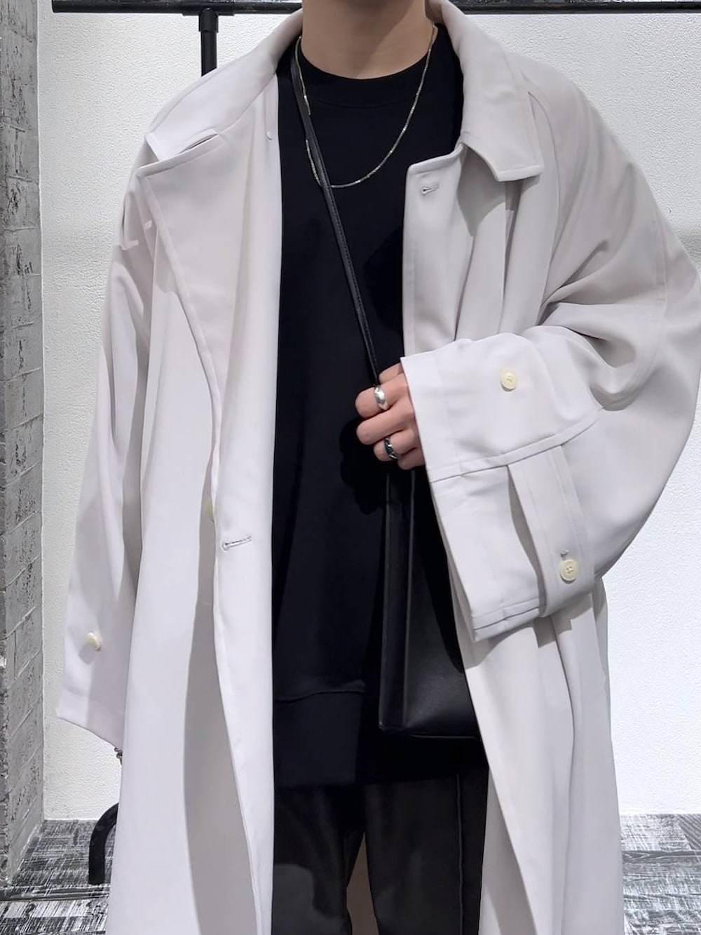 ブラック系のブーツ、ブラック系のスウェット、ブラック系のショルダーバッグを着用したメンズの冬コーディネートの5枚目の写真