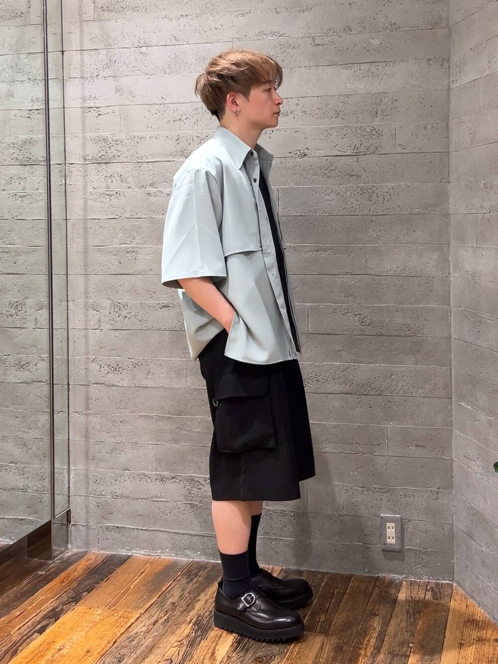 ブラック系のカーゴパンツ、グリーン系のシャツ/ブラウス、ブラック系のTシャツ/カットソーを着用したメンズの夏コーディネートの2枚目の写真