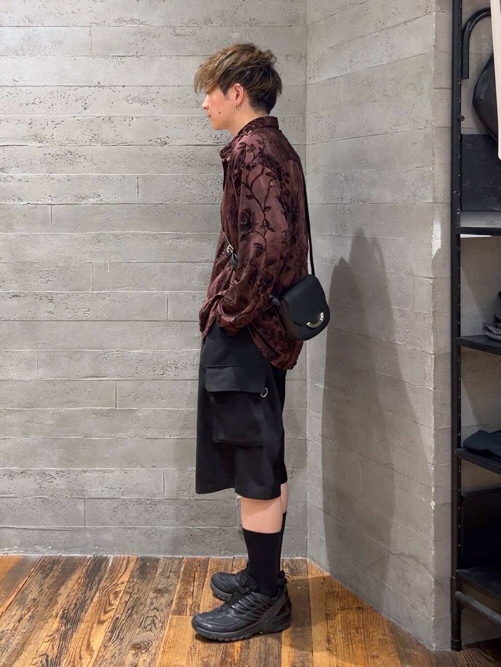 ブラック系のカーゴパンツ、ブラック系のTシャツ/カットソー、ブラック系のショルダーバッグを着用したメンズの夏コーディネートの4枚目の写真