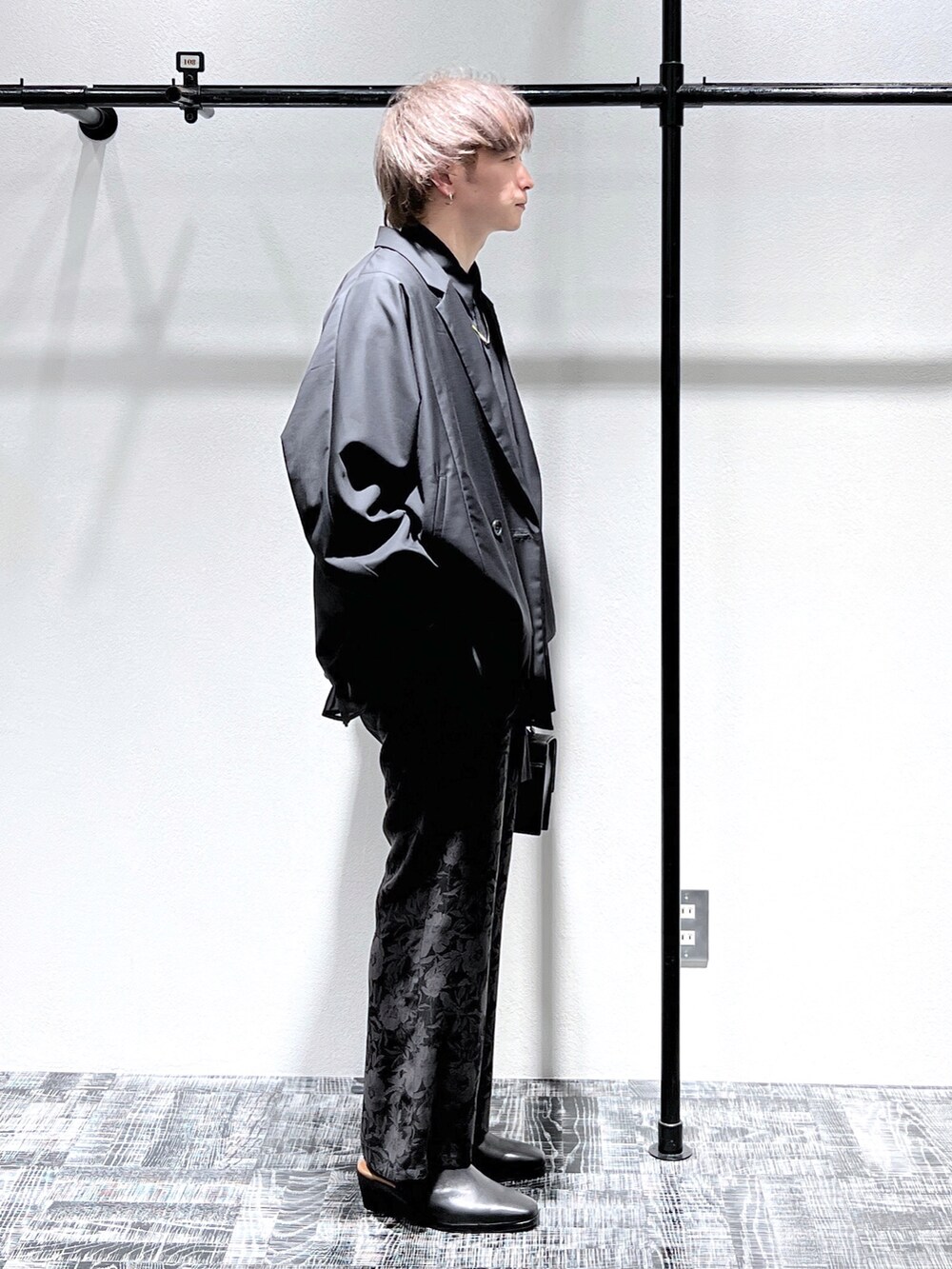 ブラック系のシャツ/ブラウス、ブラック系のシャツ/ブラウス、ブラック系のその他パンツを着用したメンズの春コーディネートの3枚目の写真