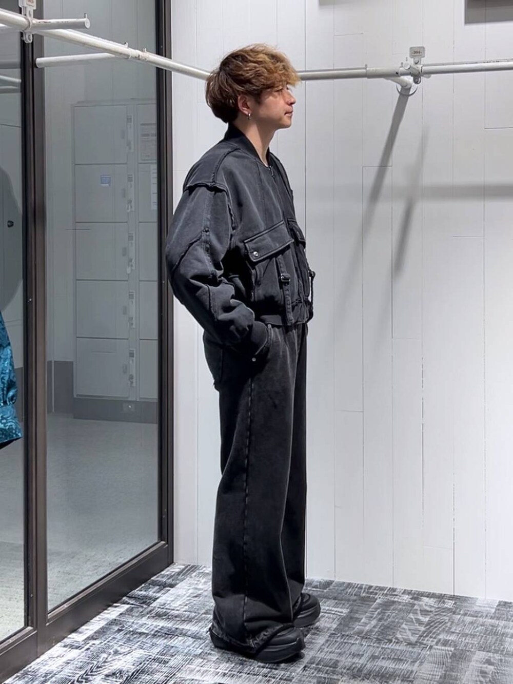 ブラック系のスウェットパンツ、ブラック系のブルゾンを着用したメンズの秋コーディネートの2枚目の写真