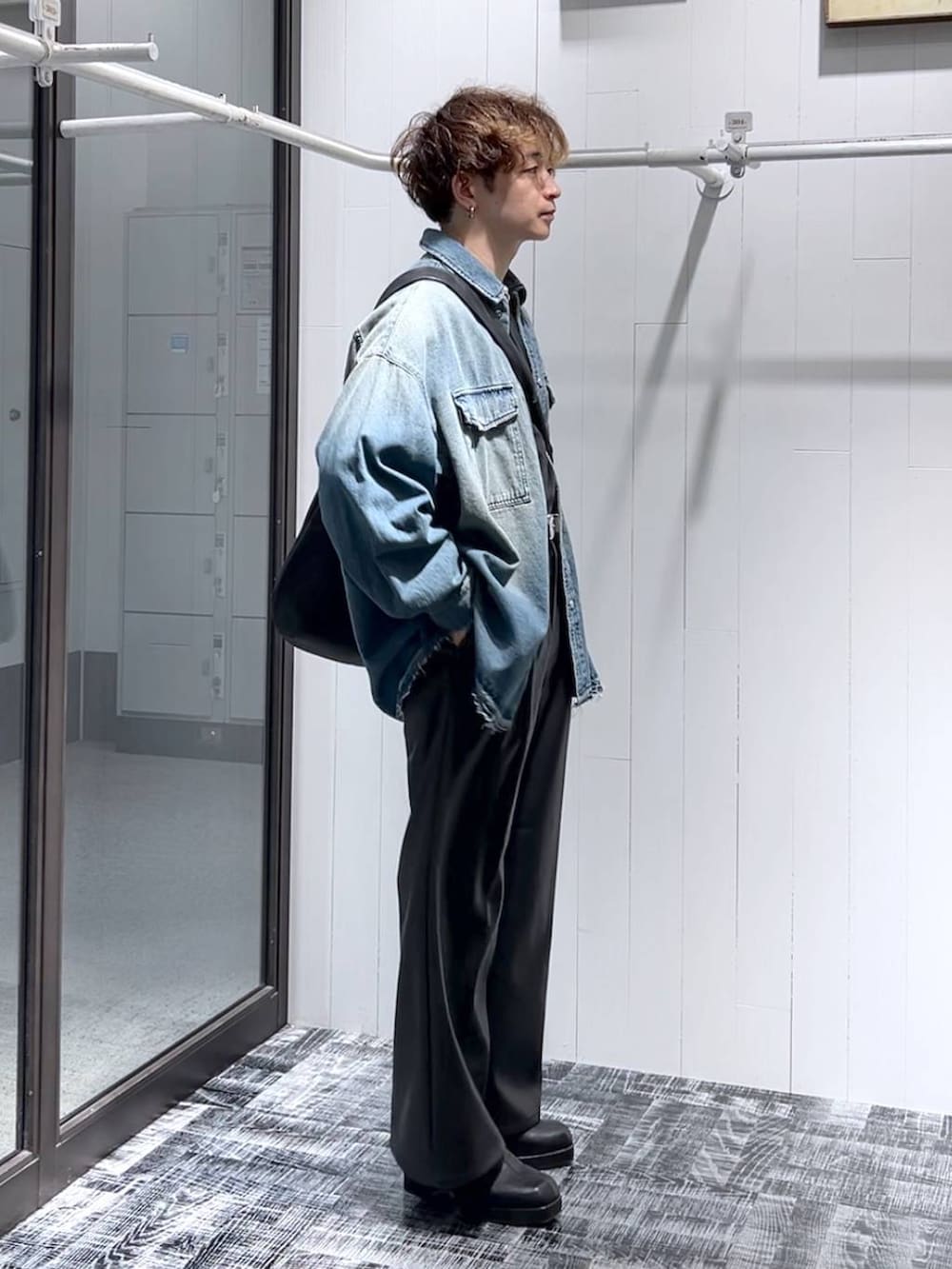 ブラック系のその他パンツ、ブラック系のブーツ、ブラック系のTシャツ/カットソーを着用したメンズの秋コーディネートの2枚目の写真