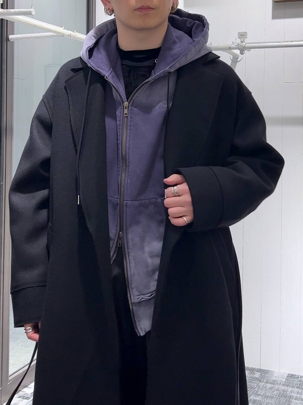 ブラック系のトレンチコート、ブラック系のその他パンツ、ブラック系のTシャツ/カットソーを着用したメンズの冬コーディネートの5枚目の写真