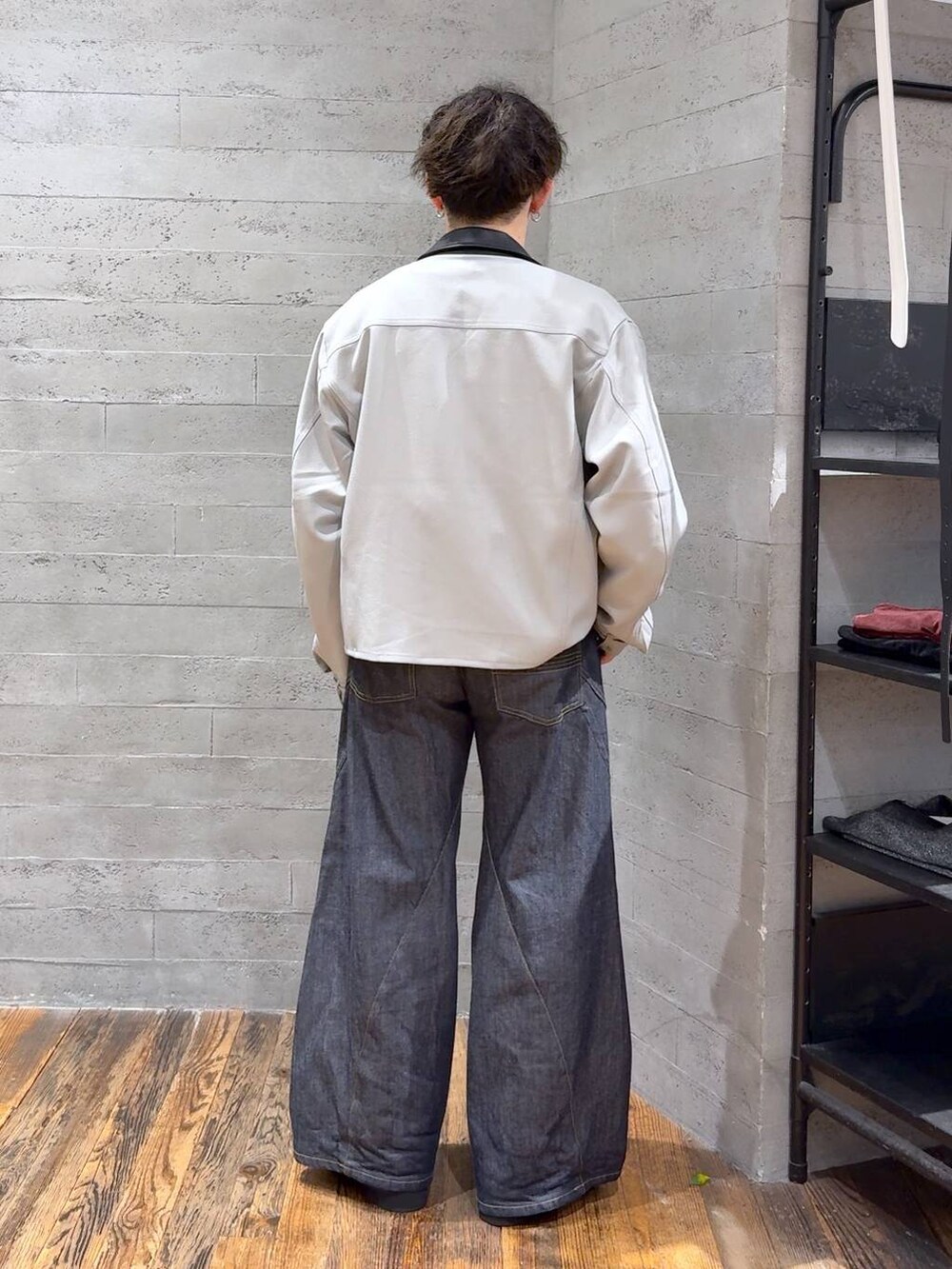 ブルー系のデニムパンツ、ブラック系のローファー、ホワイト系のTシャツ/カットソーを着用したメンズの秋コーディネートの3枚目の写真