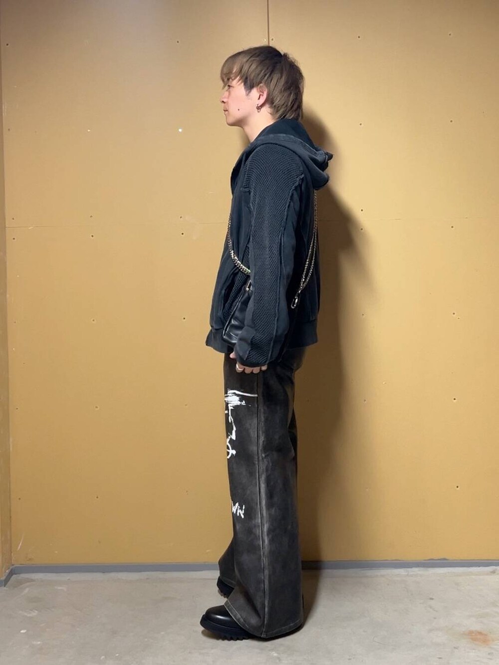 ブラック系のTシャツ/カットソー、ブラック系のドレスシューズ、ブラック系のショルダーバッグを着用したメンズの春コーディネートの4枚目の写真