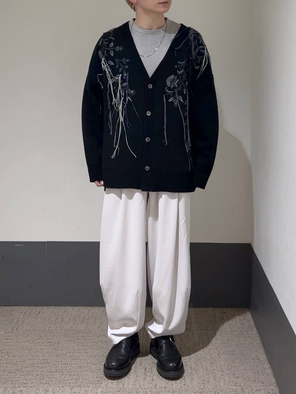 ブラック系のカーディガン/ボレロ、ブラック系のドレスシューズ、グレー系のスウェットを着用したメンズの冬コーディネートの2枚目の写真