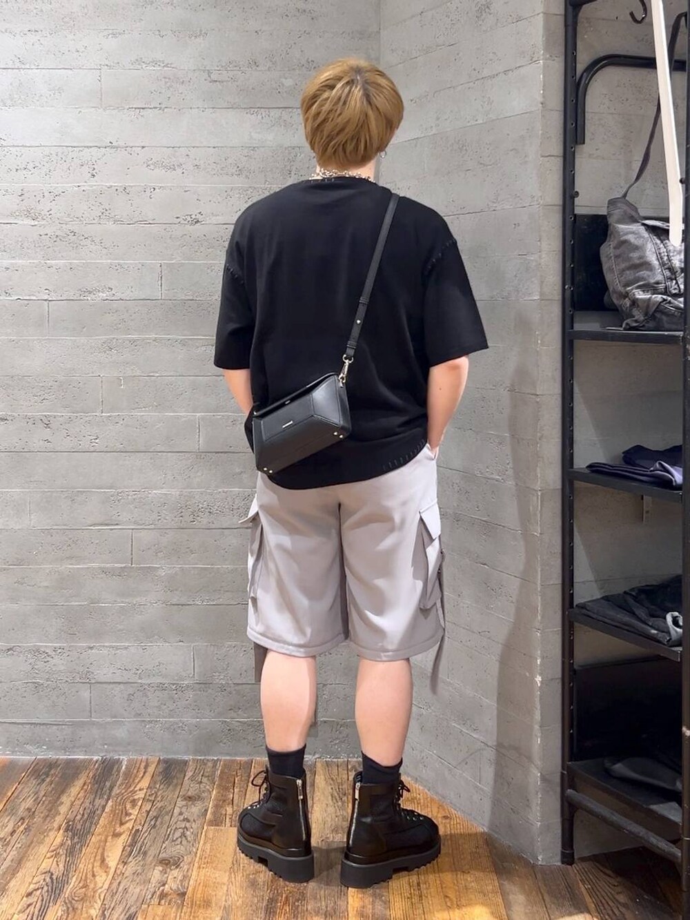 ブラック系のショルダーバッグ、ブラック系のサンダル、グレー系のカーゴパンツを着用したメンズの春コーディネートの3枚目の写真