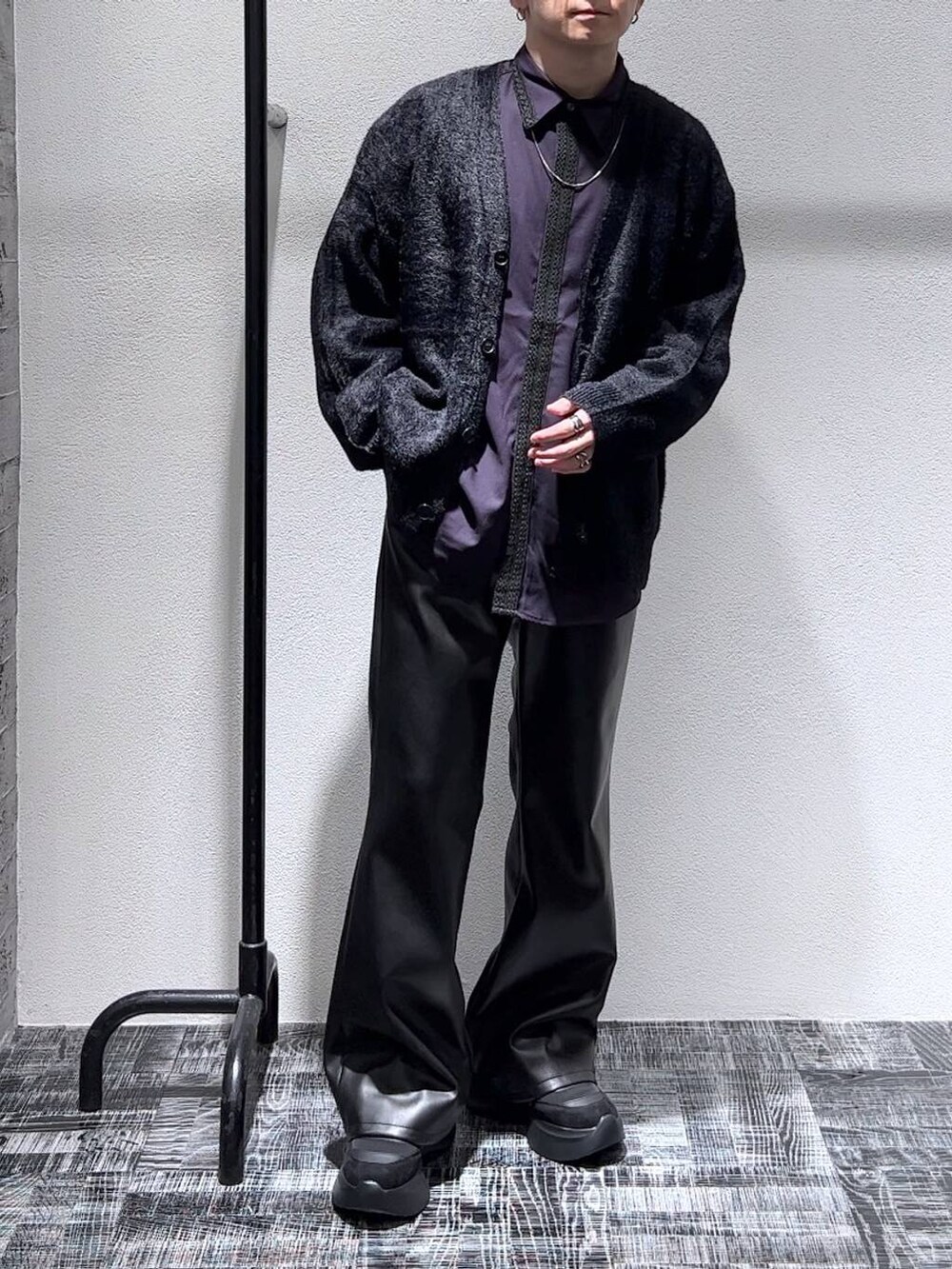 ブラック系のカーディガン/ボレロ、ブラック系のその他パンツ、ブラック系のスニーカーを着用したメンズの秋コーディネートの2枚目の写真