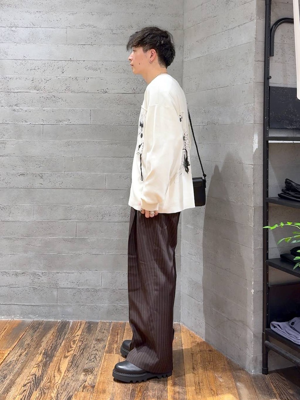 ブラック系のドレスシューズ、ブラック系のショルダーバッグ、ブラウン系のスラックスを着用したメンズの夏コーディネートの4枚目の写真