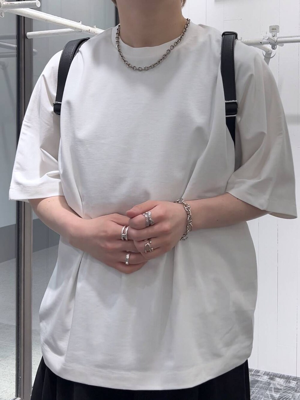 ブラック系のその他パンツ、ホワイト系のTシャツ/カットソー、ブラック系のサンダルを着用したメンズの春コーディネートの5枚目の写真