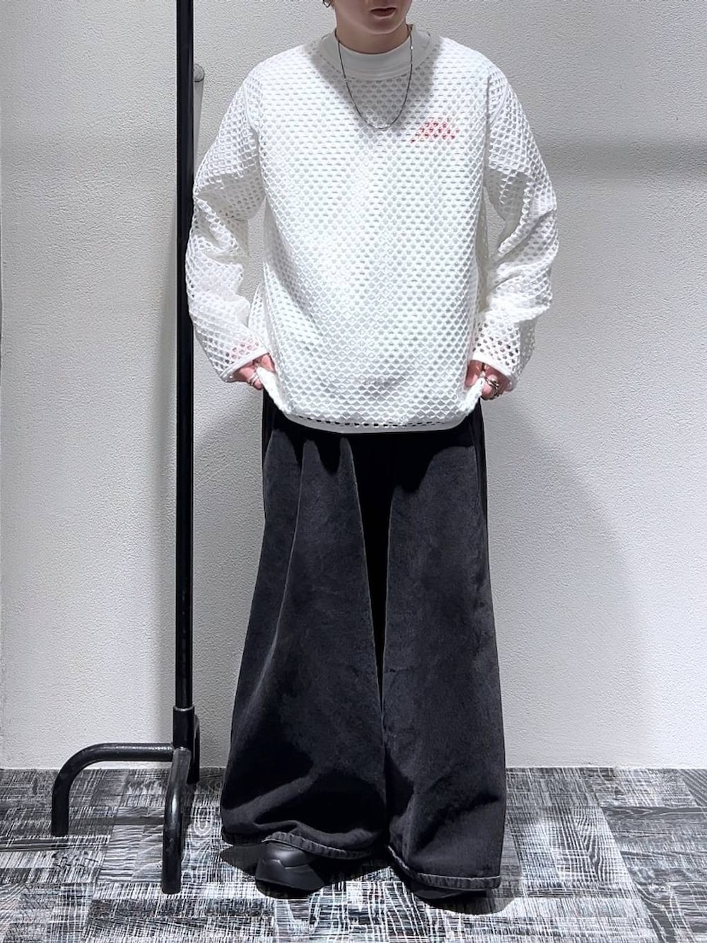 その他のTシャツ/カットソー、ホワイト系のTシャツ/カットソー、ブラック系のドレスシューズを着用したメンズの春コーディネートの2枚目の写真