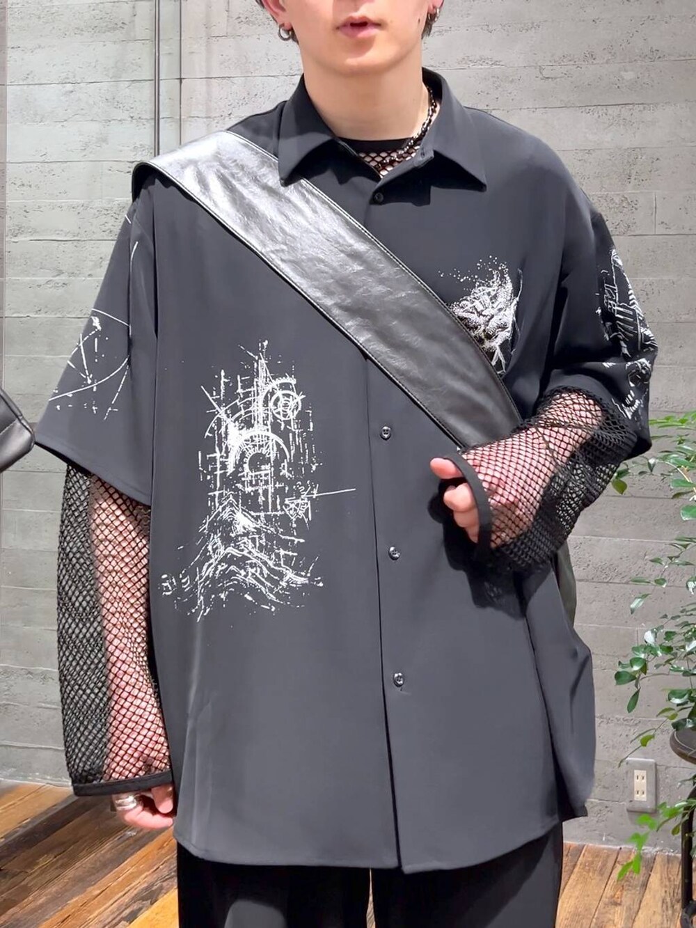 ブラック系のサンダル、グレー系のショルダーバッグ、ブラック系のスラックスを着用したメンズの春コーディネートの4枚目の写真