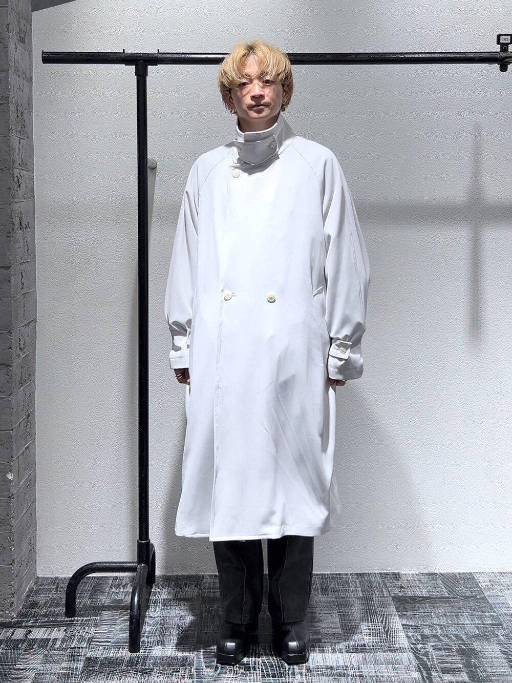 ブラック系のブーツ、ブラック系のスウェット、ブラック系のショルダーバッグを着用したメンズの冬コーディネートの7枚目の写真