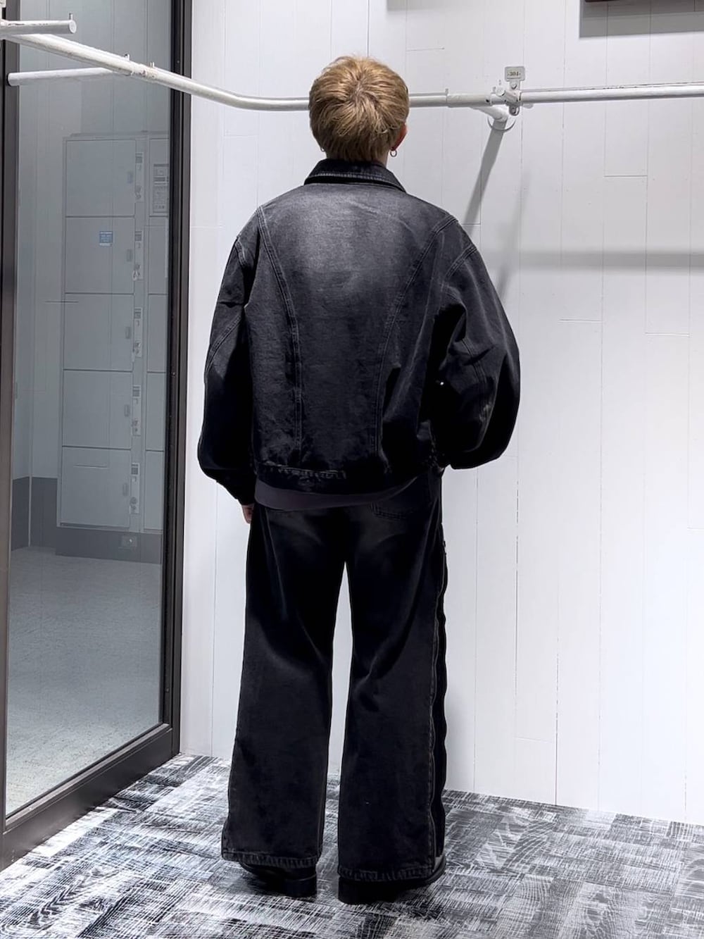 ブラック系のデニムパンツ、ブラック系のデニムジャケット、ブラック系のドレスシューズを着用したメンズの秋コーディネートの3枚目の写真