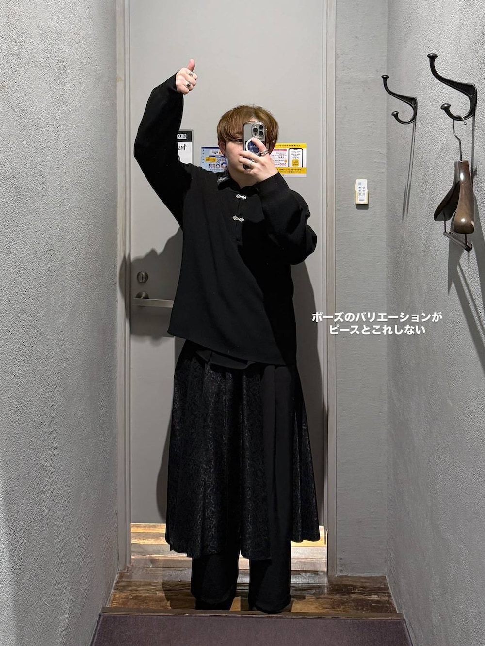 ブラック系のシャツ/ブラウス、ブラック系のブーツ、グレー系のブルゾンを着用したメンズの春コーディネートの5枚目の写真