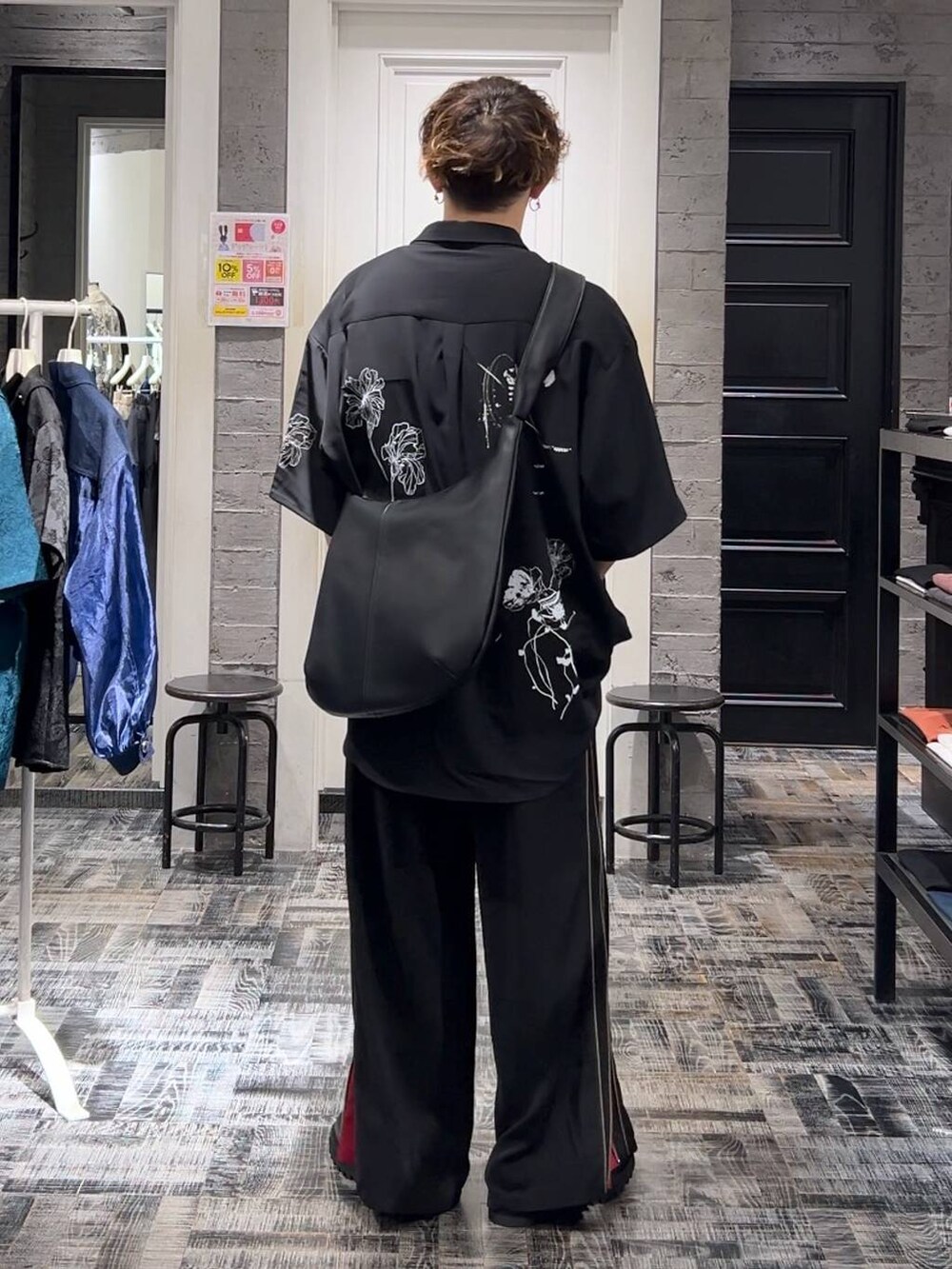 ブラック系のシャツ/ブラウス、レッド系のその他パンツ、ブラック系のドレスシューズを着用したメンズの夏コーディネートの2枚目の写真