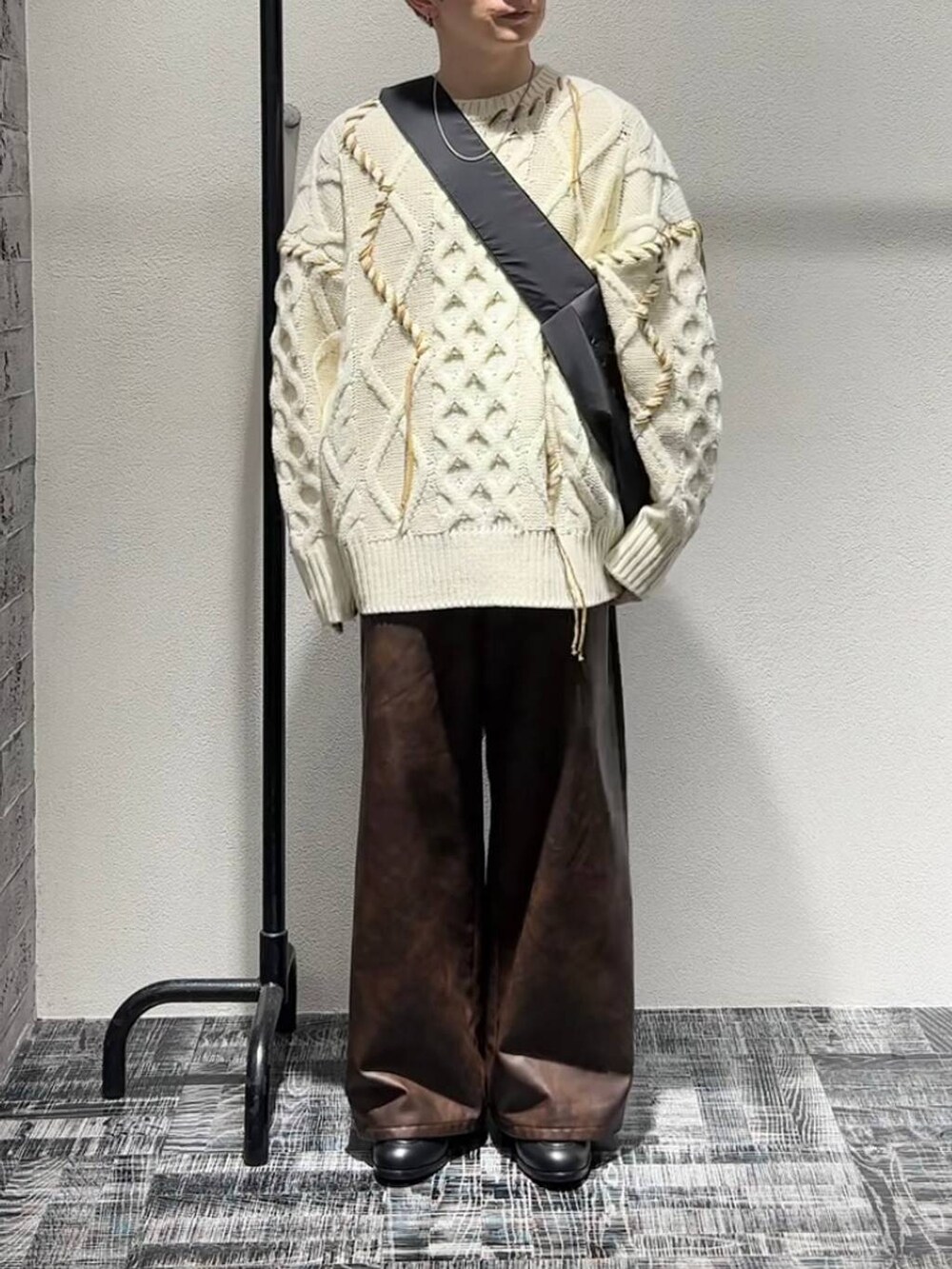 ブラウン系のその他パンツ、ブラック系のブーツ、ホワイト系のニット/セーターを着用したメンズの秋コーディネートの2枚目の写真