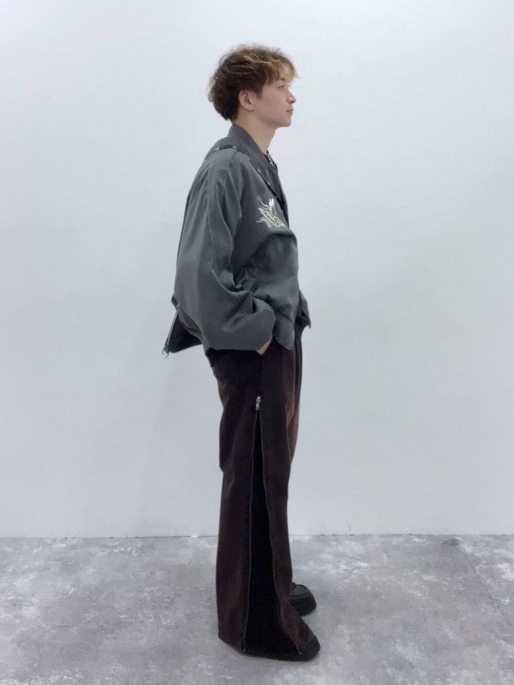 「低身長、きれいめ、オーバーサイズ、HARE、ワイドパンツ、デニムパンツ、ブルゾン、秋コーデ、バッグ」｜「HAREの【SETUP対応】ZIPレイヤードデニムパンツ(HARE)（デニムパンツ、レッド系）」を使った、HARE     もりたいさん（メンズ・168cm）の秋コーディネートの4枚目の写真
